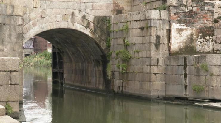 A sluice (*Minle Dou*) within Sanyuanwei water channel, used to control the high and low waterway gates.