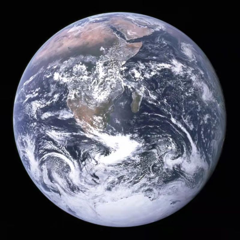 “蓝色弹珠” The Blue Marble
1972年拍摄，少数能把整个地球清晰地拍下来的照片