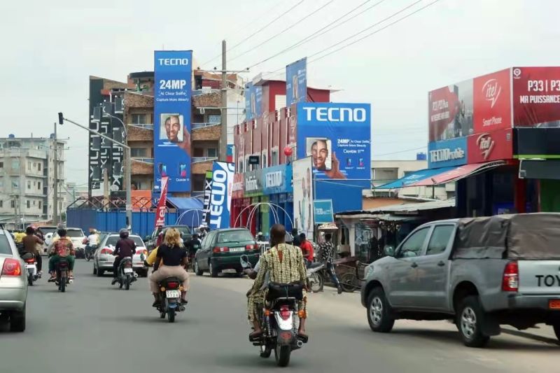 在非洲街头拍的TECNO广告牌
图片由致颖提供
